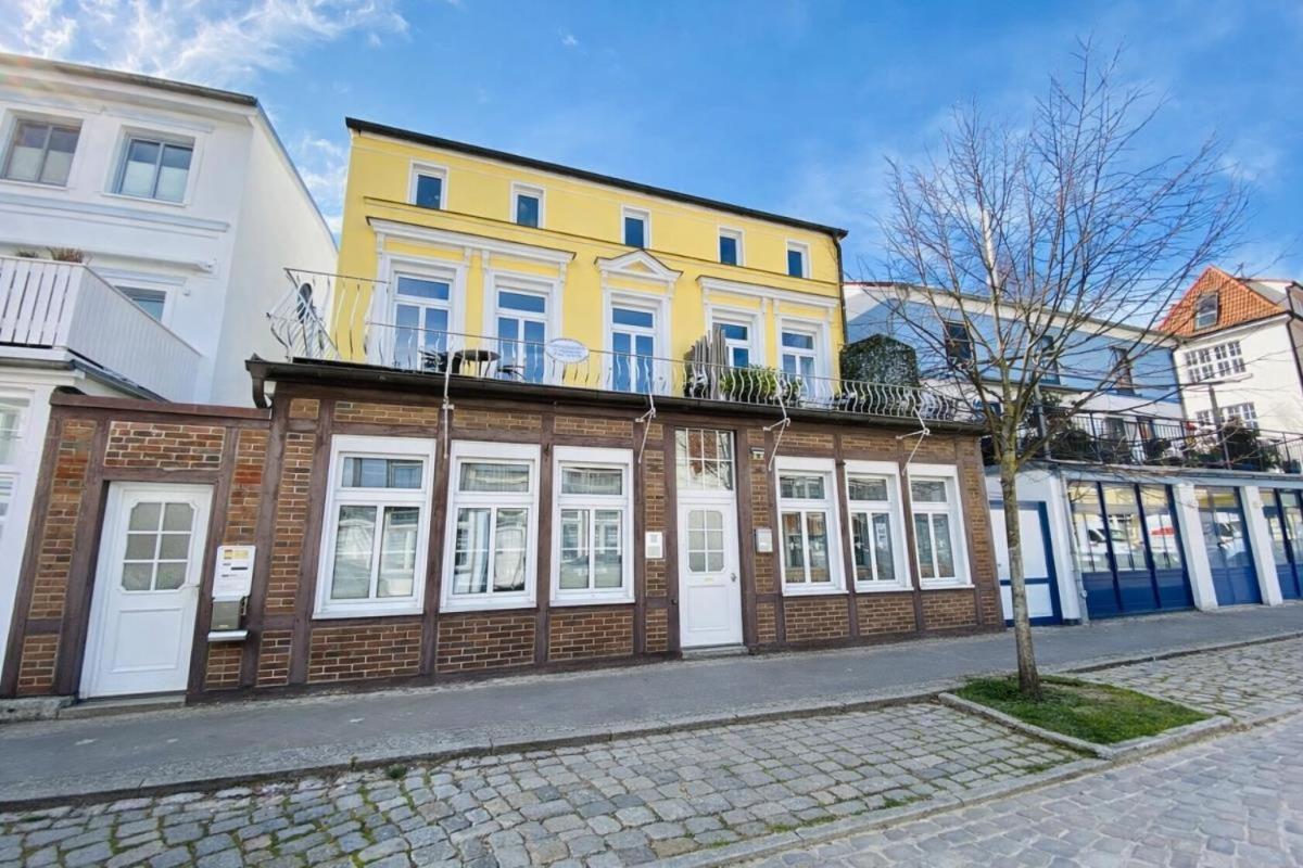 Leuchtturm, Ca 200m Z. Rostock